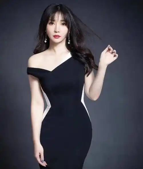 加上标志性的鹅蛋脸和大眼睛,在很多人心目中,柳岩便是天使面孔与魔鬼