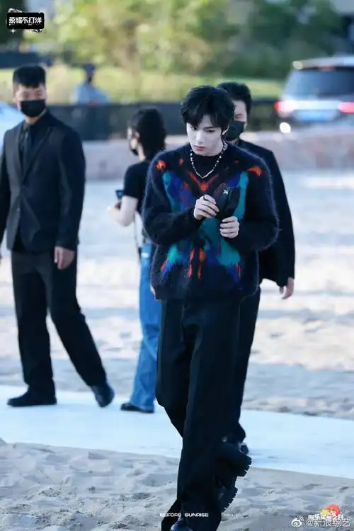 时代少年团-刘耀文这几张图封神了,腿长头小,弟弟是什么养成系之光