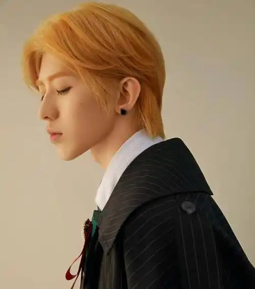 原创蔡徐坤最新写真照穿蓝色衬衫配条纹大衣撞色复古风领结好抢镜