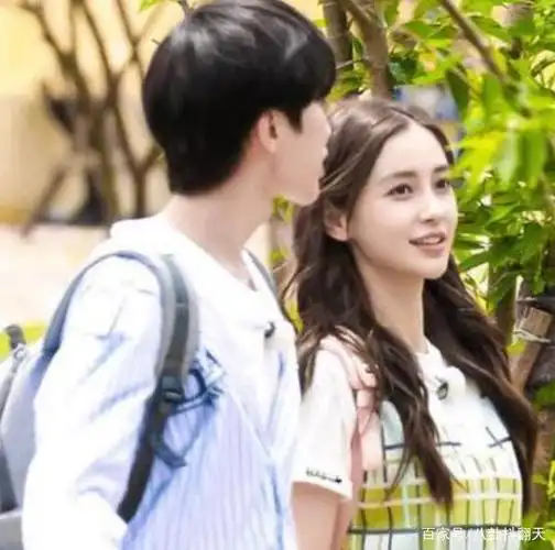 蔡徐坤录视频,身后窗帘和杨颖家里的是同款,姐弟俩的默契没谁了