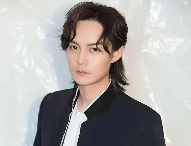 35岁尹正直播吃麻辣烫扎丸子头素颜出镜网友像邻居大姨