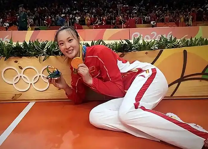 回顾女排最美队长惠若琪退役后结婚生子北大博士老公还没她高