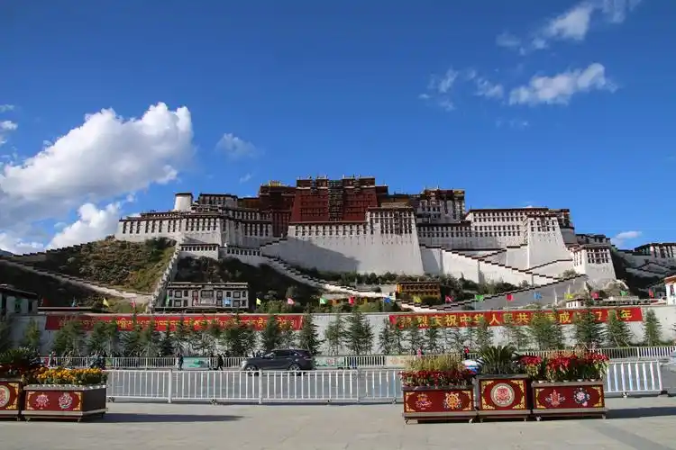 地点:布达拉宫广场中轴线 "证件照"角度顾名思义就是正面拍摄的照片咯