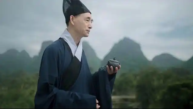 老爷爷身穿汉服坐竹筏,青山绿水好从容!从此仙风道骨有了归宿!