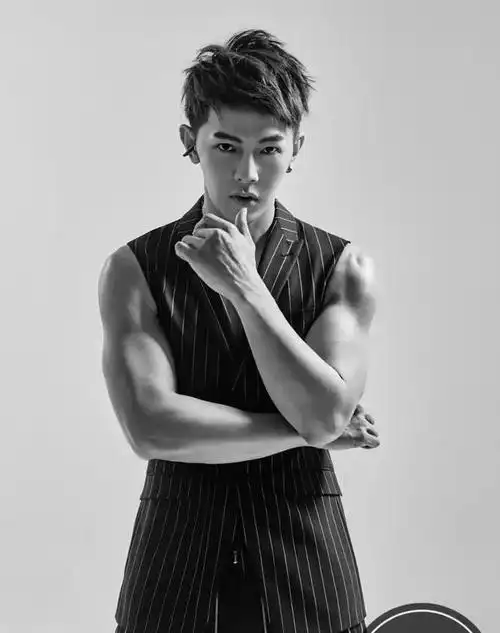 汪东城娱乐圈的健身领袖深夜放毒秀肌网友果然熬夜的人