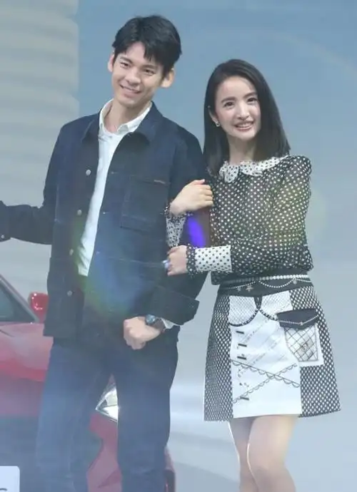 林依晨与师弟林柏宏在代言广告中饰演情侣林依晨与老公虽然分隔两地