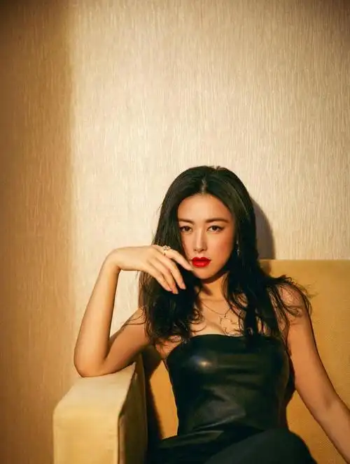 朱珠在国外很豪放,与老外勾肩搭背吐舌头,还当众抽烟风尘味十足|黄渤