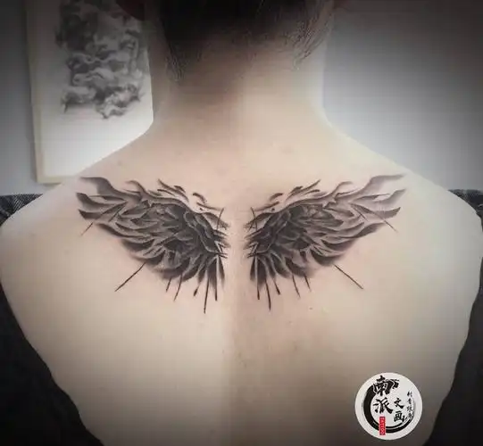翅膀纹身图片_背部水墨纹身图案
