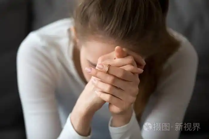 悲伤的女人感到绝望独自哭泣, 女孩在绝望的概念