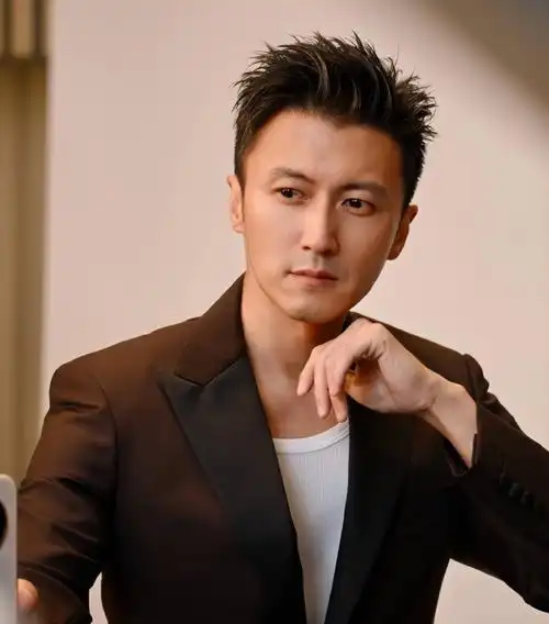 45岁谢霆锋上哈尔滨电视台,谈吐有品身份变了,网友夸王菲好眼光