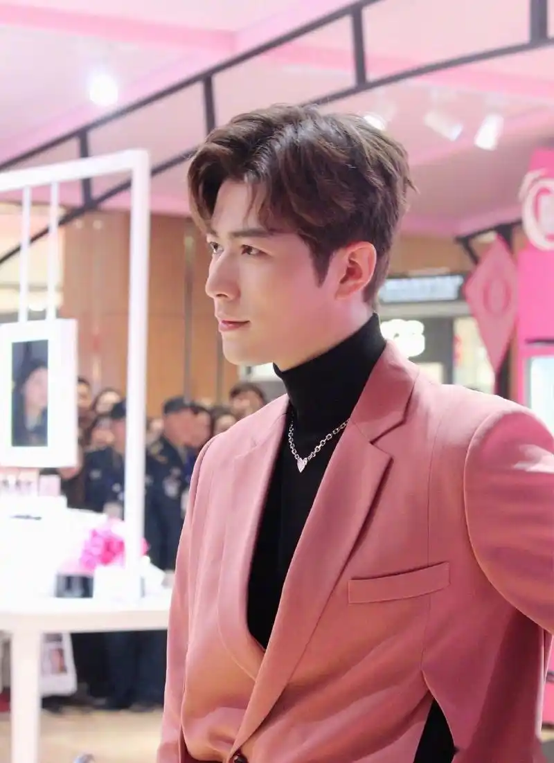 陈学冬今日出席品牌活动,一身粉色西装,浪漫柔情,引发路人围观.