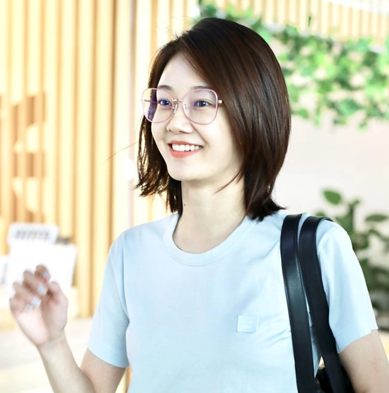 原创被传与郑恺恋爱后苗苗首现身素颜的她颜值抗打冲镜头比心