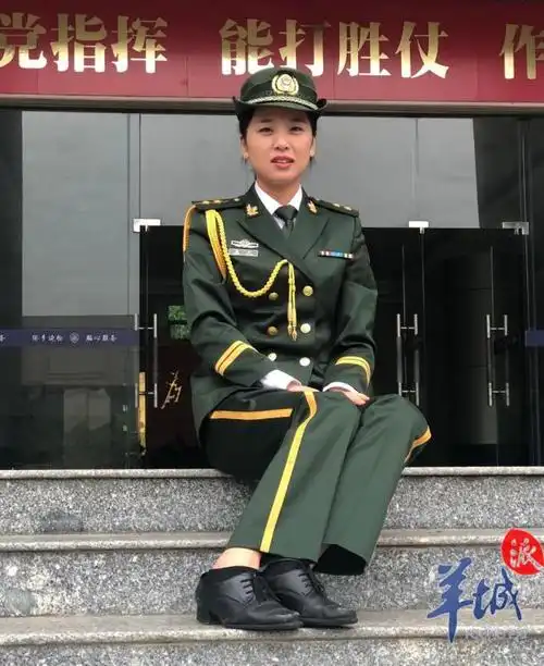 图集国门线上的退伍女军人换了服装但初心未改