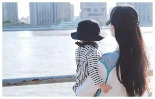 唐嫣女儿1岁照片首曝光母女同框外出温馨可爱闪亮