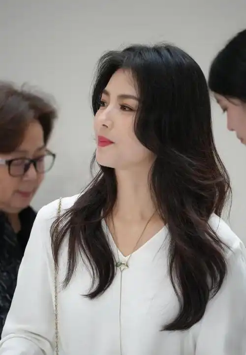 被刘涛惊艳到了路人镜头下也很漂亮天然脸就是牛