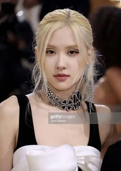 近日,人气女团blackpink成员rose参加了2021年的metgala(纽约大都会