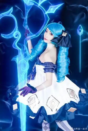 英雄联盟同人来自乔豆一米六的灵罗娃娃格温cos作品出镜乔豆一米六