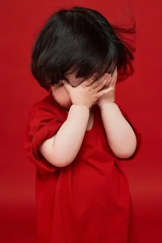 1人 拍摄风格 日系,小清新,纯色背景 拍摄手法 纪实,艺术,创意 造型