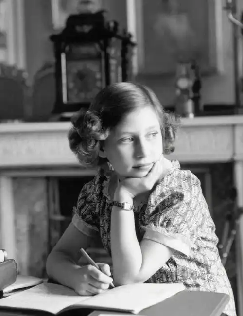 乔治六世小女儿女王妹妹的故事