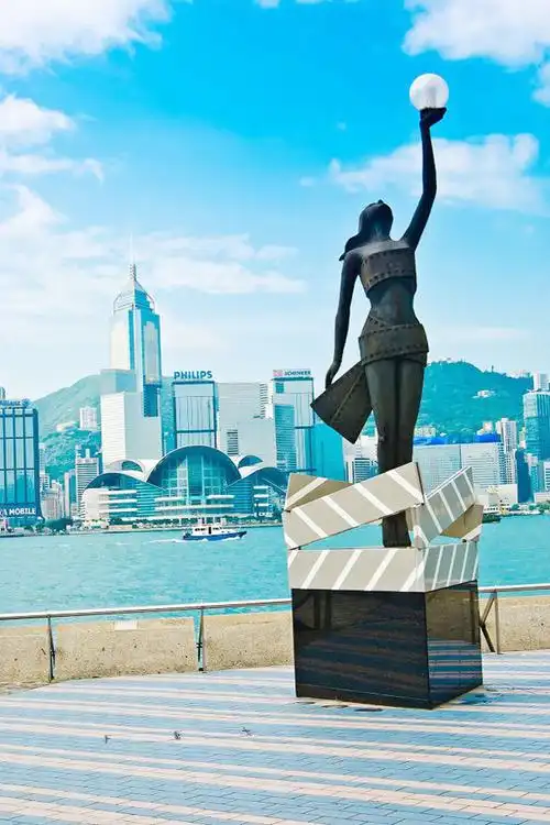 p>星光大道(英语:avenue of stars)是位于中国香港九龙 a href="#"