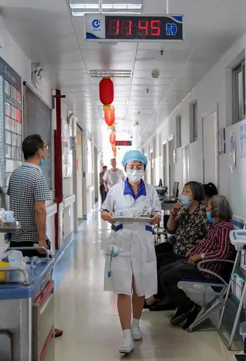 5月11日,在福建省龙岩市人民医院肾内科护士站,"90后"护士梁小平准备