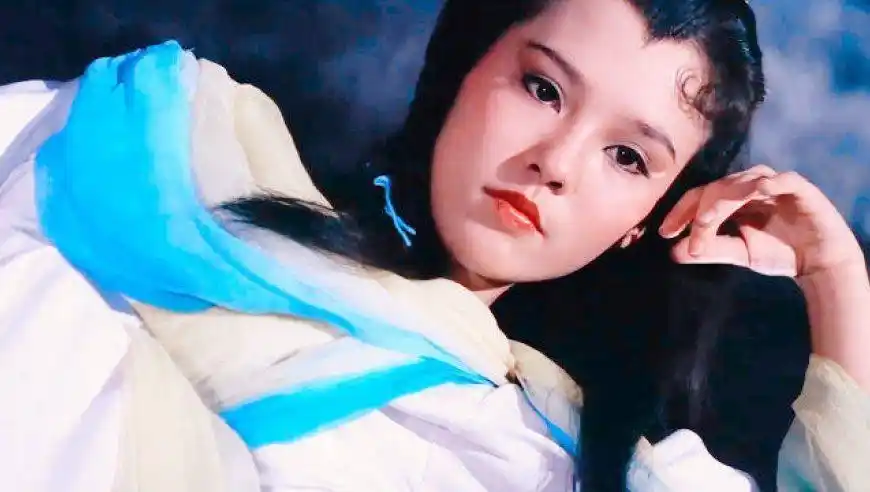 19岁的翁静晶,"中美混血版"小龙女,怼脸拍更显绝美!