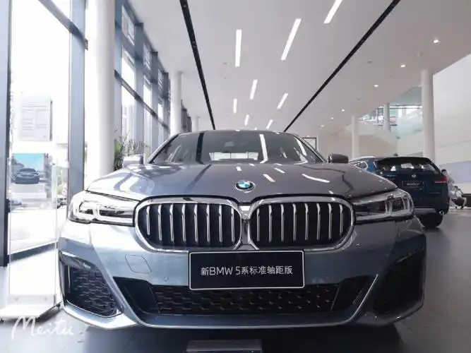 宝马530i风尚运动在石青色现车到店