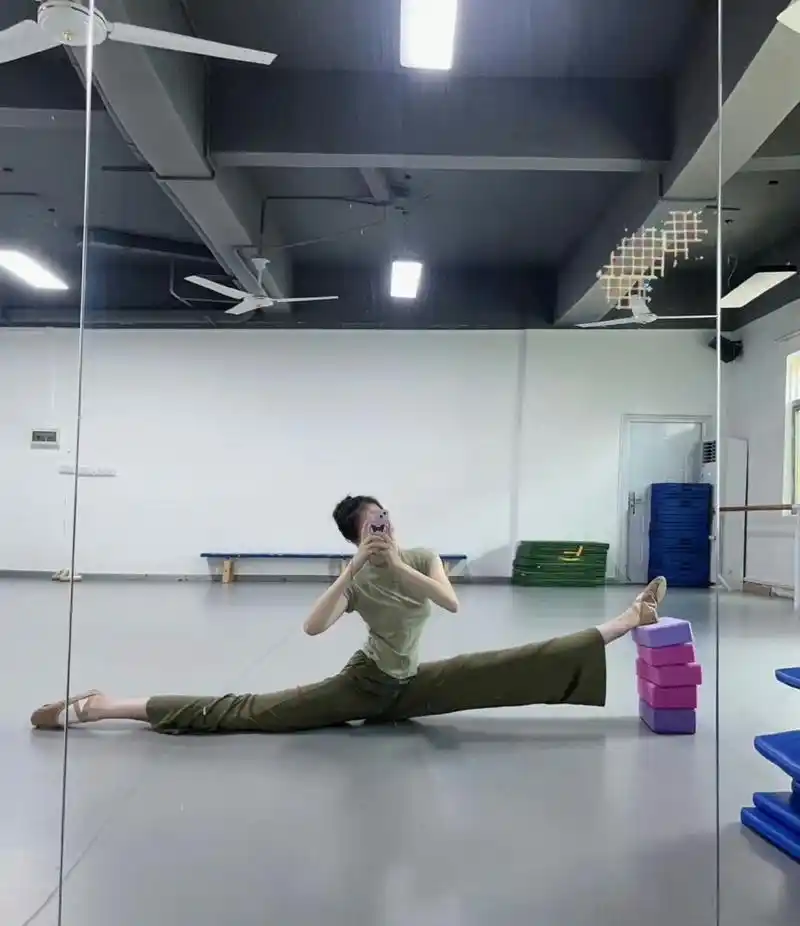 感受下舞蹈生的魅力 日常一字马～青岛