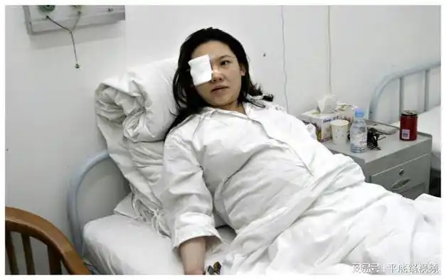 赵薇穿日本国旗拍照片的杂志总策划,与此同时,还是赵薇的闺蜜兼合伙人