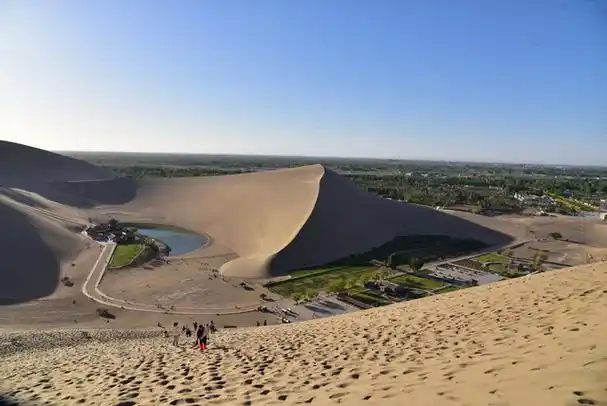 敦煌旅游必去景点,鸣沙山月牙泉