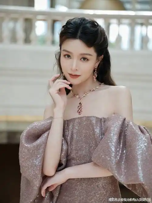 文咏珊身着卡其色亮片礼服裙,展现高贵冷艳公主范.