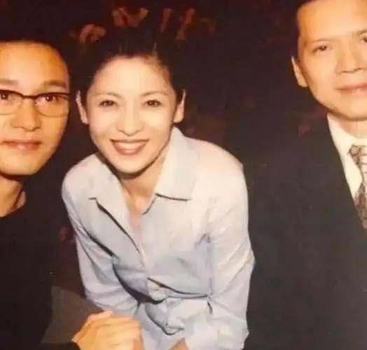 向太陈岚年轻的照片向太短发照片惊艳众人