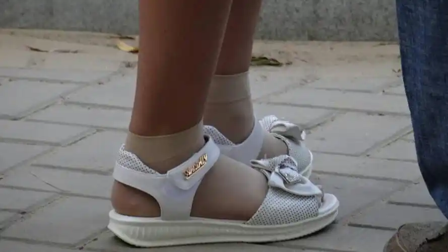 一个小女生穿凉鞋搭配短丝袜好看吗?