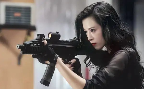 她是唐探3的惊鸿一瞥和baby嫩模出道颜值高私服更欲