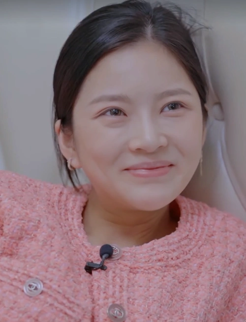 王灿其实是塌鼻梁当她撩头发露出耳朵上疤痕变美的代价太大了