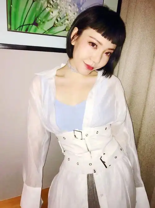 事实证明,一线歌手中"消失"的吴莫愁,早已走上一条"不归路"