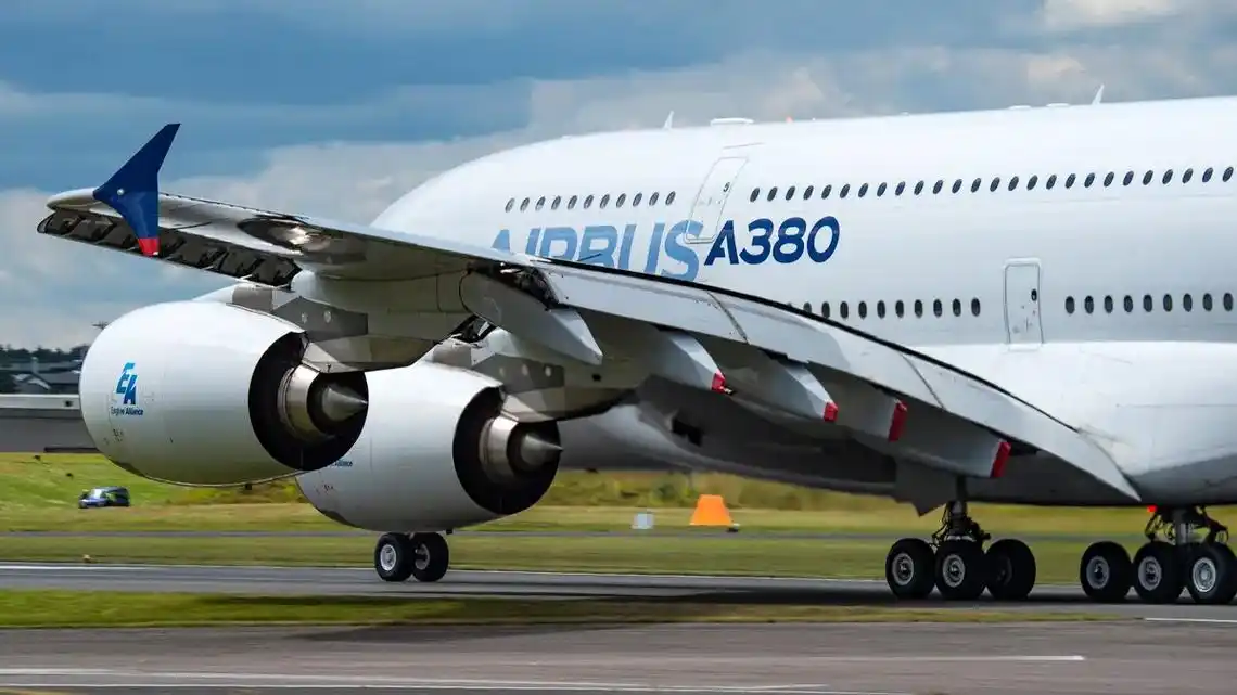 全球最大客机-空中客车a380.中国南方航空曾经引进5架,是 - 抖音