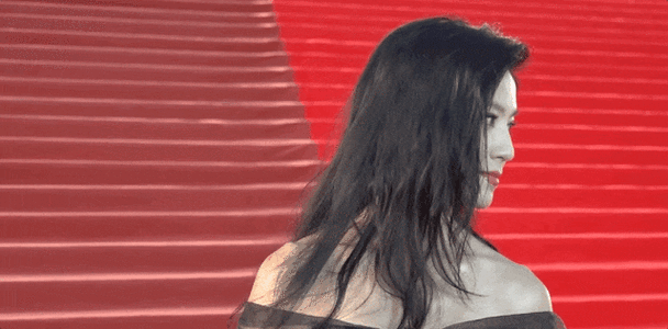 袖子上的黑色纱质泡泡袖,多了几分梦幻感.