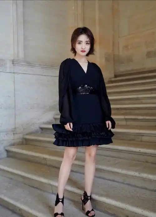沈月瘦身后穿衣风格告别小清新,黑裙配短发女王范十足