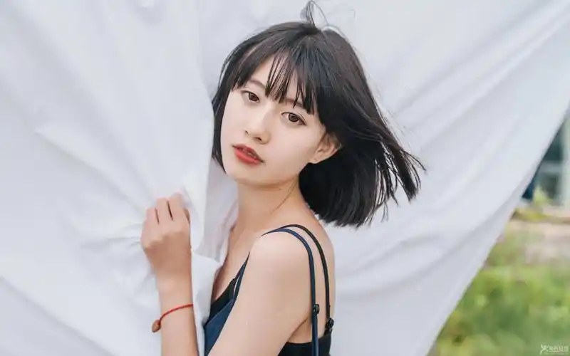 短发美女