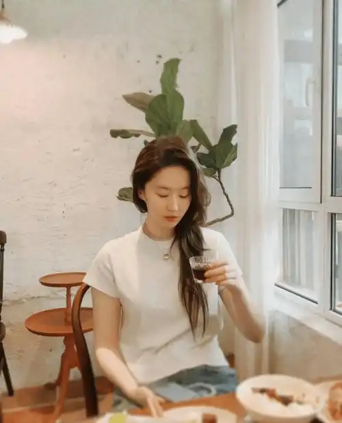 刘亦菲晒照有新狗了,不愧是素颜的神,引发网友热议!