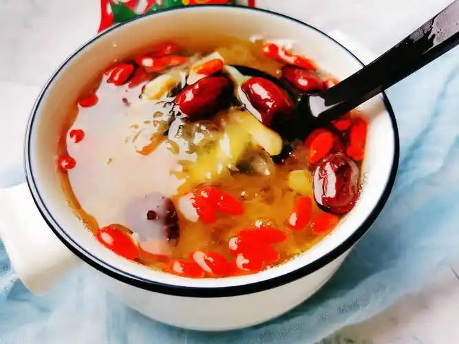 孕妇可以喝银耳红枣枸杞汤吗 孕妇可以喝银耳红枣枸杞汤吗早期