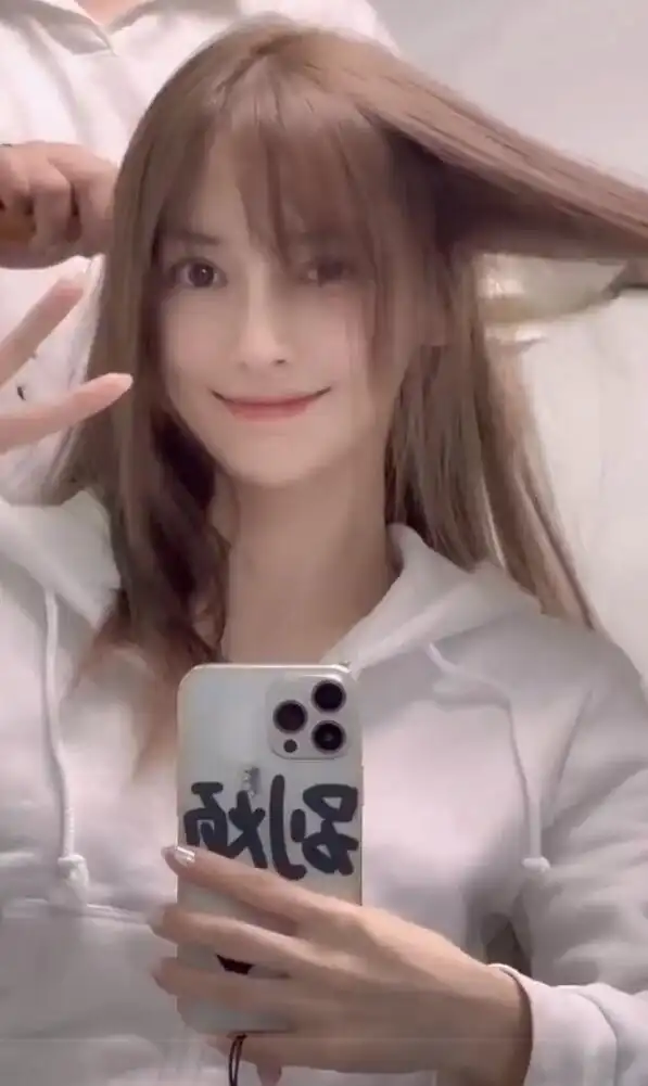 angelababy新发型堪比"整容",留空气刘海形象大变,梦回少女样