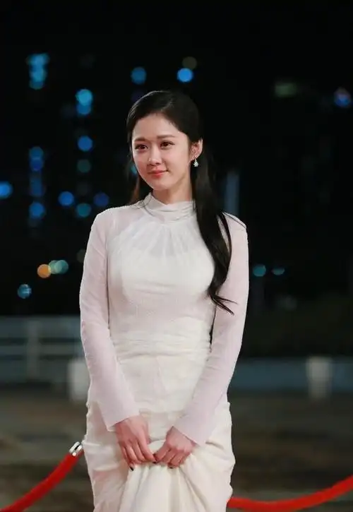 看张娜拉穿白色的裙子,想象不到她都40多了,清纯不显老