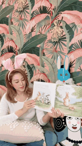 徐子淇与儿子念故事书整个人胖了一圈用枕头遮肚子