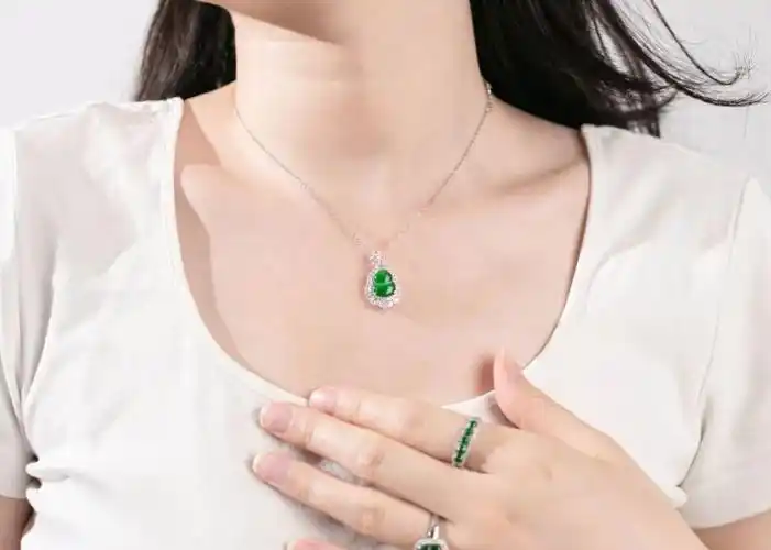 花了不到400块,我戴上了动辄几万块的翡翠,不开玩笑