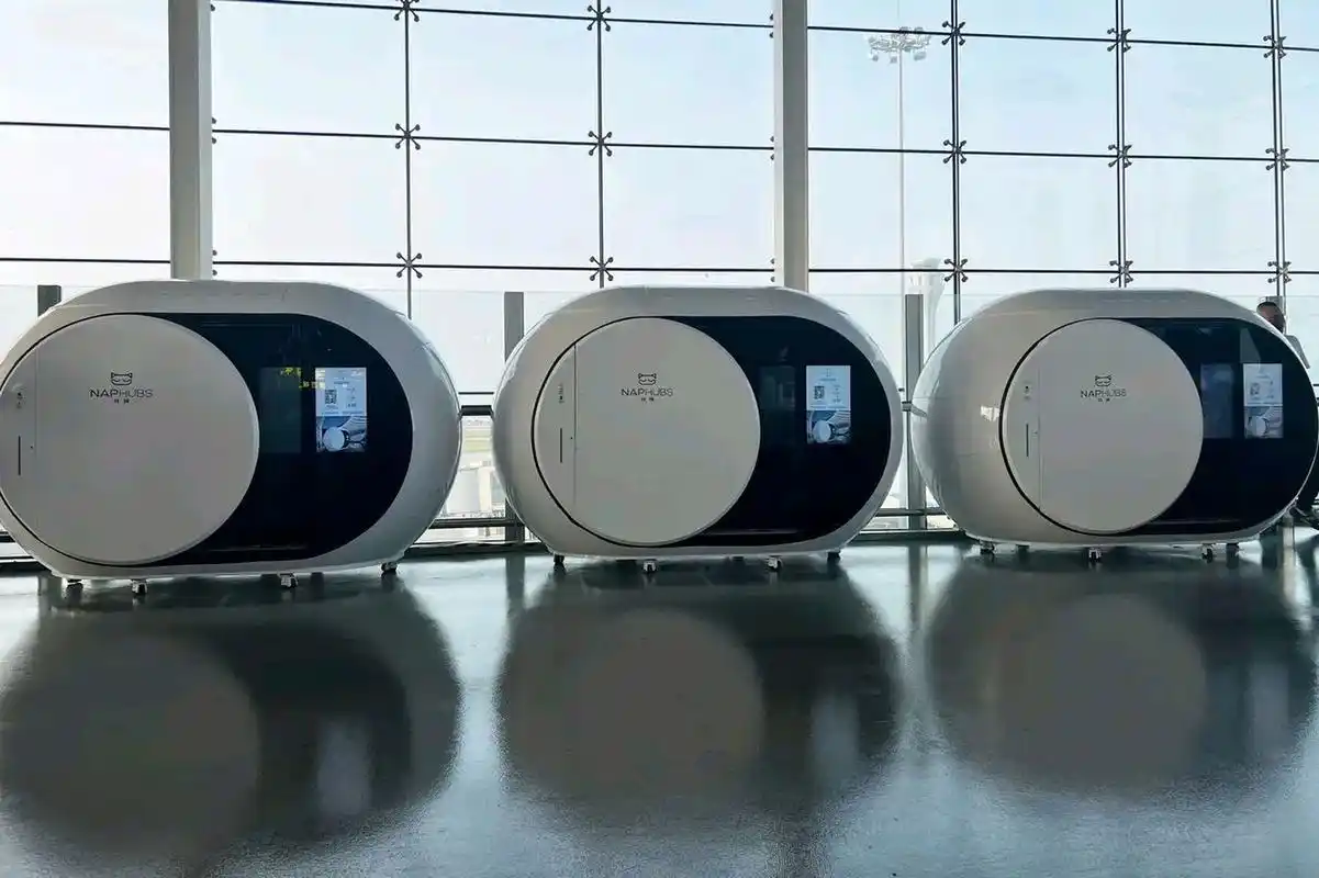 机场都一种"刻睡休息舱",有点类似日本的胶囊酒店.