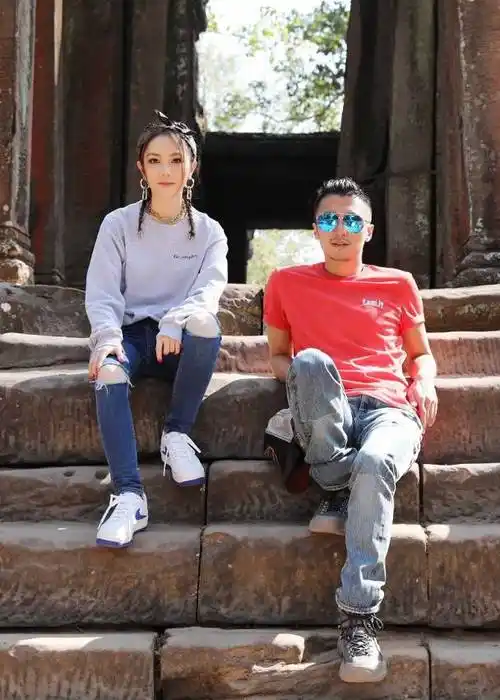 邓紫棋被谢霆锋请去吃虫子:吓到尖叫_手机搜狐网