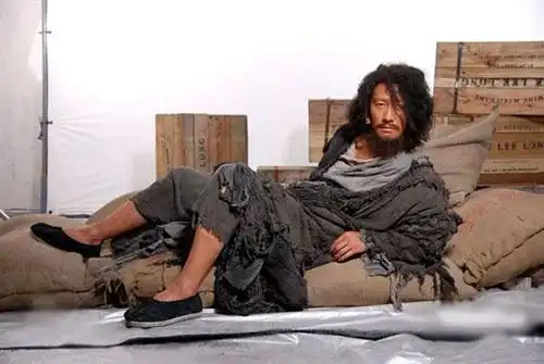 潮人乞丐走红网络 看大牌明星扮乞丐哪个更帅