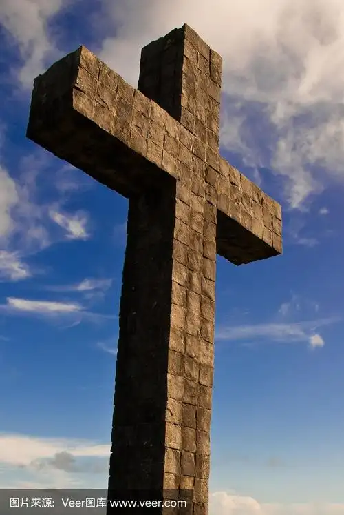 蓝色天空下的基督教十字架